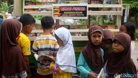Sinergi antara perpustakaan keliling dengan bank sampah ini berawal dari rasa keprihatinan menurunnya minat membaca dan banyaknya sampah anorganik di desanya. Perpustakaan model tersebut ternyata mendapatkan sambutan yang sangat baik dari waga desa.