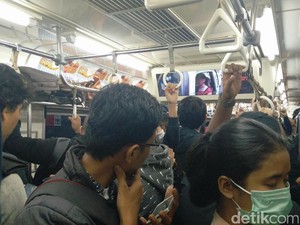 Asyiknya Nonton Film di Dalam Commuter Line
