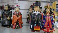 Foto: Chungsil Hongsil menjual aneka pernak-pernik Korea. Seperti gantungan kunci,  kipas Korea, kaos, magnet kulkas, set peralatan makan ala Korea, patung mini wanita dan pria berhanbok, dan masih banyak lagi (Kurnia/detikTravel)