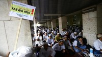 Massa aksi 313 juga membawa atribut aksi seperti poster.