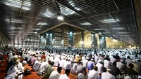 Massa aksi 313 yang melaksanan salat Jumat ini berasal dari berbagai daerah.