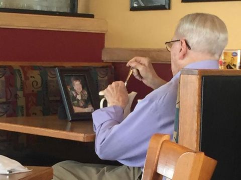 Bikin Baper, 10 Foto Ini Buktikan Cinta Sejati Itu Masih Ada