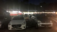Banyak mobil yang parkir di restoran ini, itu tandanya restorannya laris manis, terutama sajian tahu Sumedangnya. Lewat jam 20.00 WITA, meski restoran belum tutup, tetapi tahu Sumedangnya biasanya sudah habis (Niken/detikTravel)