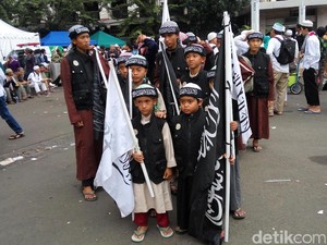 Santri Tasikmalaya Ikut Aksi 313, Mengaji di Istiqlal