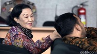 Kepala Seksi Biodata NIK dan Kartu Keluarga Direktorat Pendaftaran Penduduk Ditjen Dukcapil Kemendagri, Diah Anggraeni berada di ruang tunggu usai diperiksa di Gedung KPK, Jakarta, Jumat (31/3).