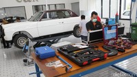 Workshop room yang dilengkapi dengan peralatan canggih dan modern yang terdapat pada Mercedes-Benz Authorized Body & Paint Centre PT CAR.
