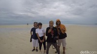 Begitu menginjakkan kaki di Sanggalau, traveler akan langsung jatuh hati. Pemandangannya pasir putih dan genangan air, bagai magnet yang menarik wisatawan untuk berfoto (Bonauli/detikTravel)