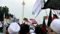 Sementara itu, lalu lintas sendiri secara perlahan-lahan mulai bisa digunakan. Tampak beberapa mobil dan motor mulai melintas di jalan sekitaran bunderan Patung Kuda itu.