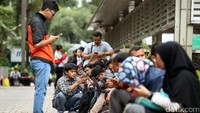 Antrean membludak hingga ke luar gedung.