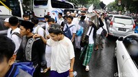 Situasi hingga pukul 13.15 WIB masih kondusif. Sejumlah polisi terlihat mengawal massa aksi yang melakukan long march dari Istiqlal ke Patung Kuda.