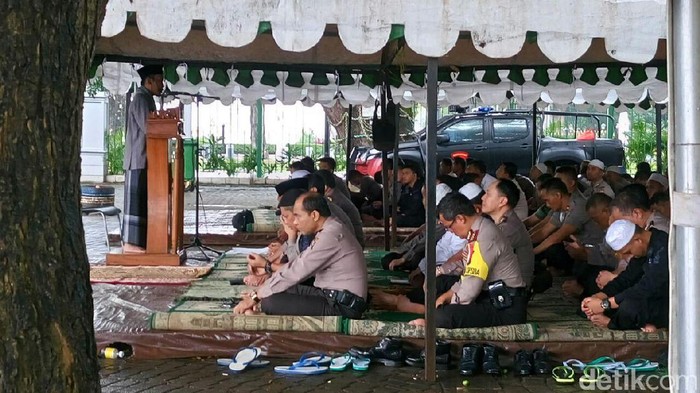 Diguyur Hujan, Petugas yang Kawal Aksi 313 Salat Jumat di Tenda