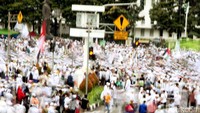 Massa berangsur meninggalkan area aksi di sekitar bundaran Patung Kuda Indosat.