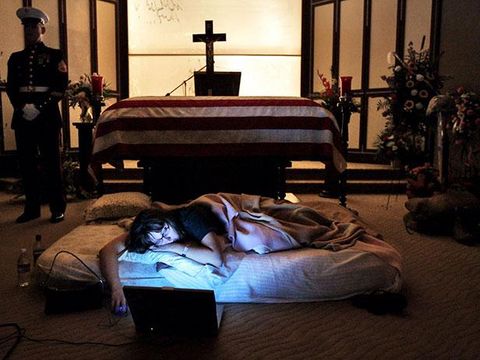 Bikin Baper, 10 Foto Ini Buktikan Cinta Sejati Itu Masih Ada