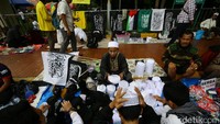 Mulai dari peci hingga bendera dijual para pedagang kaki lima (PKL) di sekitar Masjid Istiqlal.