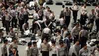 Aparat kepolisian yang berjaga juga sedikit demi sedikit mulai membubarkan barisan.