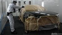Proses pengerjaan pada ruang oven yang terdapat di Mercedes-Benz Authorized Body & Paint Centre PT CAR. Ini adalah fasilitas pelengkap jaringan 3S PT CAR yang ada di Kuningan.