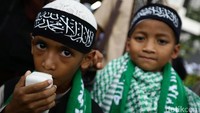 Laskar Penghafal Alquran melantunkan ayat-ayat suci Alquran di luar masjid Istiqlal.
