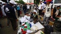 Seorang pedagang melayani pembeli yang mayoritas peserta aksi 313.