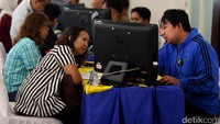 Warga mendaftar tax amnesty dengan dipandu petugas pajak.