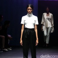 Koleksi Stellarissa di Plaza Indonesia Fashion Week 2017. Jakarta. Plaza Indonesia. [Foto: Mohammad Abduh/Wolipop]