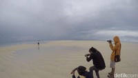 genangan air di pasir putihnya bagai cermin yang membuat latar foto semakin cantik (Bonauli/detikTravel)