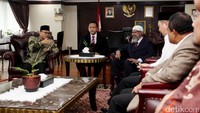 Ulama asal India itu Zakir Naik direncanakan akan melakukan safari dakwah di Indonesia pada awal April nanti. Sebelum memulai safari dakwah di 6 kota selama 10 hari. Diberitakan sebelumnya, Zakir Naik akan memulai safari dakwahnya pada Sabtu (1/4) di Masjid Kota Wisata, Cibubur. Selanjutnya, ia akan dakwah di Auditorium Universitas Pendidikan Indonesia (UPI) di Bandung.