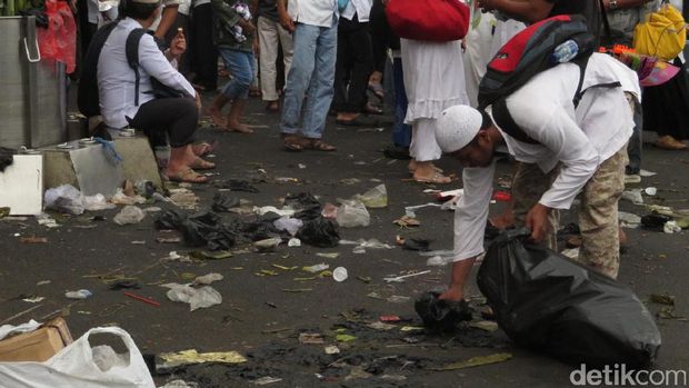Massa Aksi 313 Longmarch, Relawan Bersih-bersih di Masjid Istiqlal