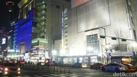 Dongdaemun merupakan kawasan dengan aneka pusat perbelanjaan modern dan tradisional. Jejeran mal-mal terlihat di sepanjang jalan (Kurnia/detikTravel)