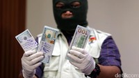 Penyidik KPK menunjukan barang bukti yang berhasil disita dalam kasus ini.