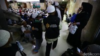 Mereka mengikuti aksi dengan memakai rompi bertuliskan Laskar Penghafal Alquran.