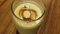 Avocado Caramel ada dalam deretan ice blended. Minuman dibuat dengan campuran alpukat segar, karamel, espresso dan susu. Teksturnya creamy namun masih ada jejak pahit espresso, sedikit manis karamel dan aroma alpukat.  