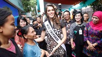 Miss Universe Iris Mittenaere menyerahkan bantuan sosial non tunai Program Keluarga Harapan (PKH) dan Bantuan Sosial Non Tunai (BPNT). Pool/dok. Kemensos.