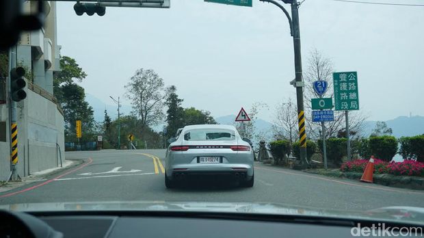Begini Serunya Kemudi Setir Kiri Porsche Panamera di Taiwan