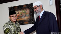 Tiba di DPR, Ulama kondang Zakir Naik langsung disambut oleh Ketua MPR Zulkifli Hasan.