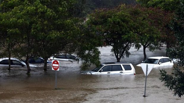 Mobil-mobil terendam banjir