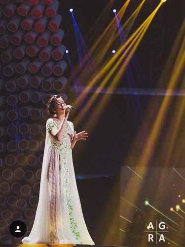 Gaya Raisa vs. Isyana, Siapa yang Paling Memukau? 