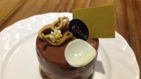 Cake Olivier terdiri dari tiga lapisan yaitu milk chocolate mousse, salted caramel mousse yang diberi blackpepper creme brulee dan chocolate sponge cake. Cake ini punya dominasi rasa karamel dan teksturnya empuk ringan.