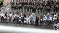 Polisi menjaga ketat aksi ini.