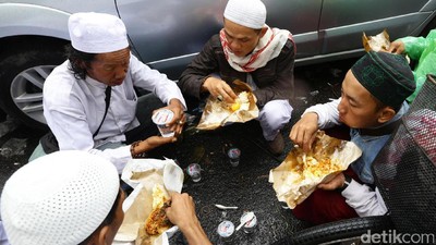 Momen Makan Bareng Massa Aksi 313
