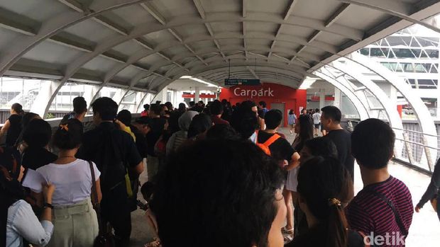 'Bule' Jadi Calo Tiket di Konser Coldplay Singapura