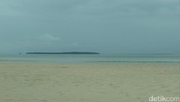 Pasir timbul ini pun tidak begitu luas, hanya sekitar 120 meter. Tapi, sangat mempesona. Letaknya pun hanya sekitar 10 menit dari Pulau Derawan (Bonauli/detikTravel)