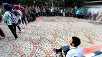 Antrean mengular panjang hingga ke luar gedung.