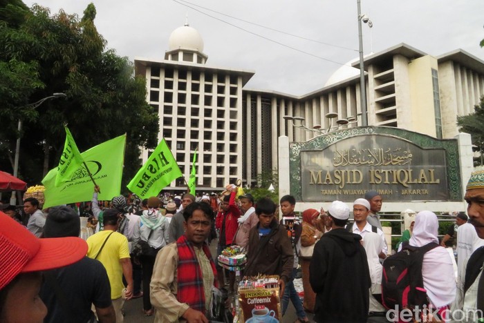 Massa Aksi 313 Terus Berdatangan, Lalin Depan Istiqlal Macet