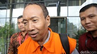 Terdakwa kasus korupsi e-KTP Sugiharto meninggalkan Gedung KPK usai menjalani pemeriksaan di Jakarta, Jumat (31/3/2017).