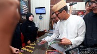 Calon wakil gubernur Jakarta nomor urut tiga Sandiaga Uno tiba di Polda Metro Jaya sekitar jam 13.20 WIB. Kehadirannya itu untuk memenuhi panggilan polisi dan diperiksa sebagai saksi kasus dugaan penggelapan hasil penjualan tanah.