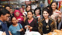 Usai berdialog bersama ibu-ibu, Mensos mengajak Iris menyaksikan secara langsung proses transaksi penyaluran bansos bersama Direksi BNI dipandu oleh petugas BNI. Pool/dok. Kemensos.