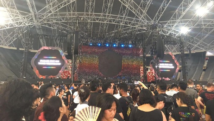 Disambut Histeris, Jess Kent Buka Konser Coldplay