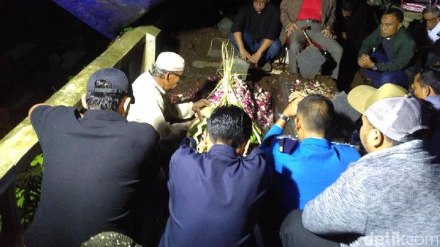 Suasana pemakaman di TPU Giriloyo Magelang