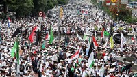 Sebagain massa melakukan salat ashar berjamaah.