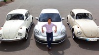 Chris Lesmana berpose dengan VW Beetle wajah baru dan lama. (Dok VW).